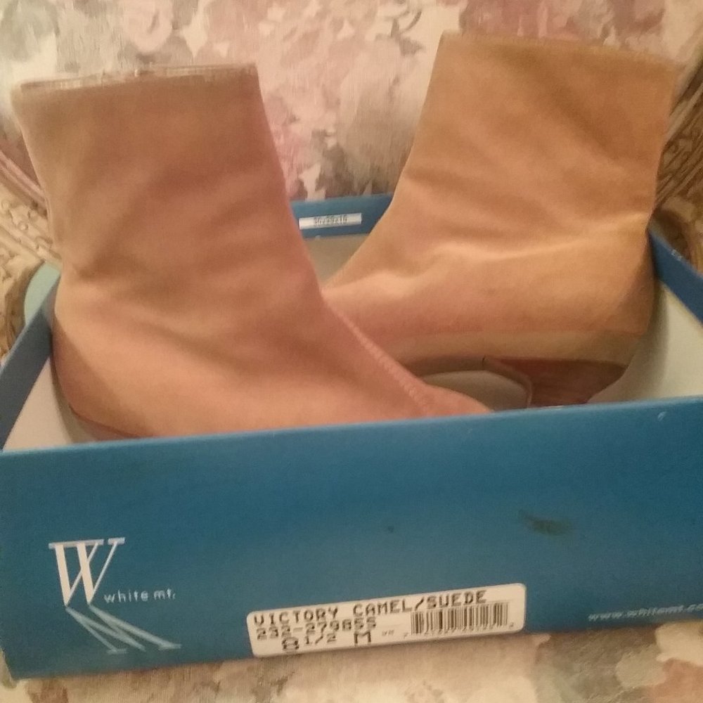 WHITE MOUNTAIN "Victory" Camel Suede Insulated Short Booties Size 8.5 M